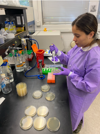 Kelani Saez working in a lab