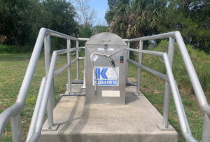 dump station with hinged lid, rinse hose and on-off buttons