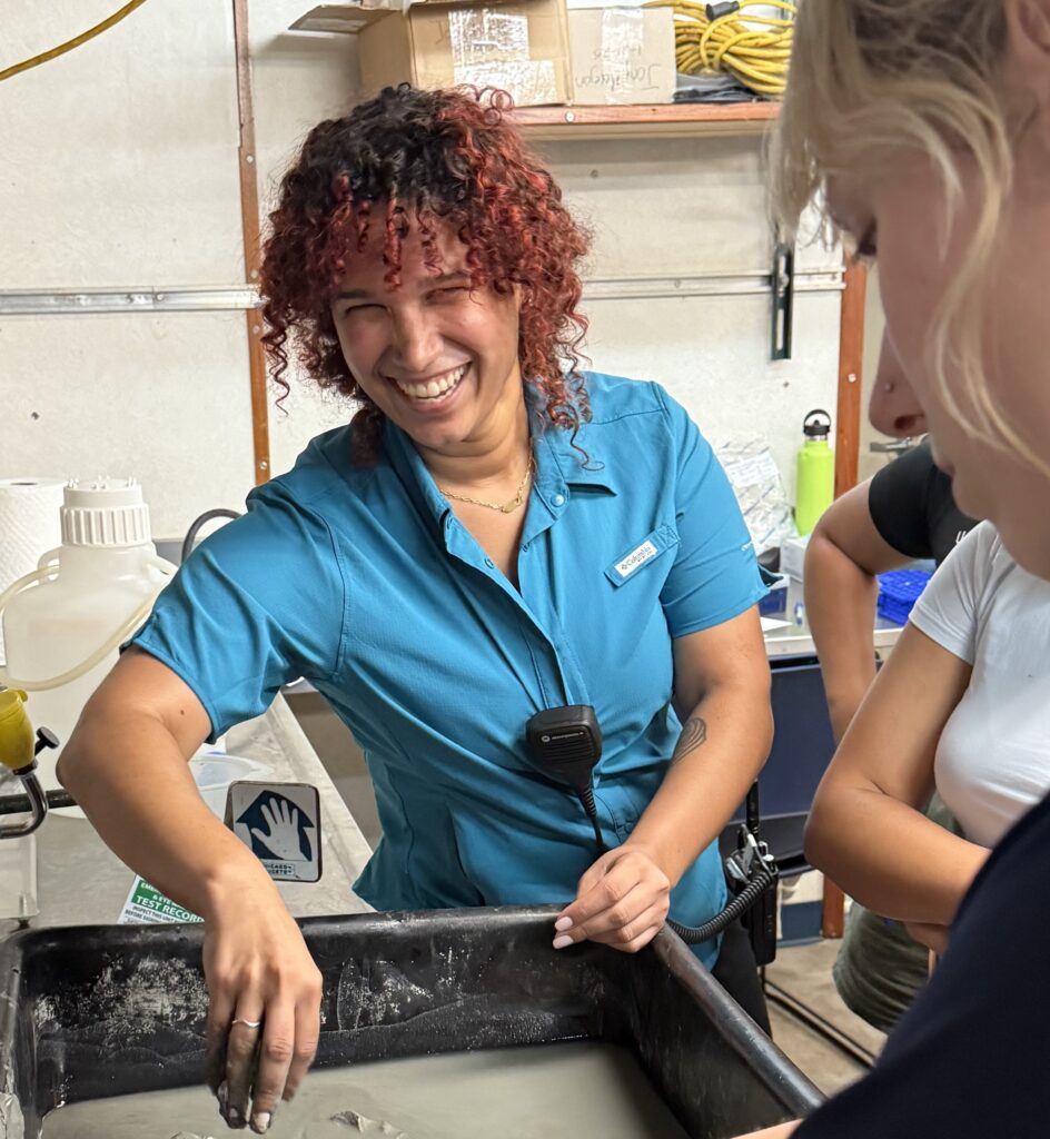 Angelique Rosa Marín working in a lab